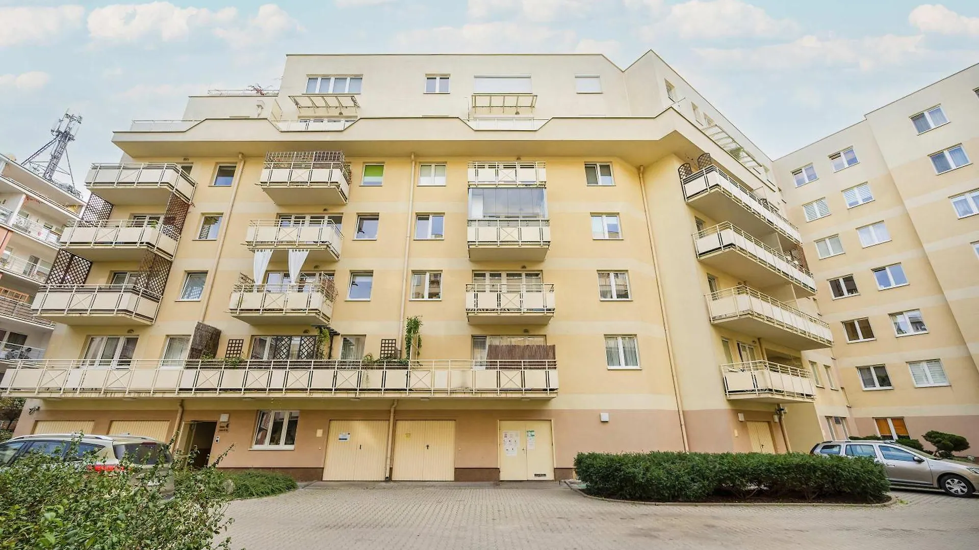Cozy Apartment With Parking Near Warsaw Babice Airport By Noclegi Renters