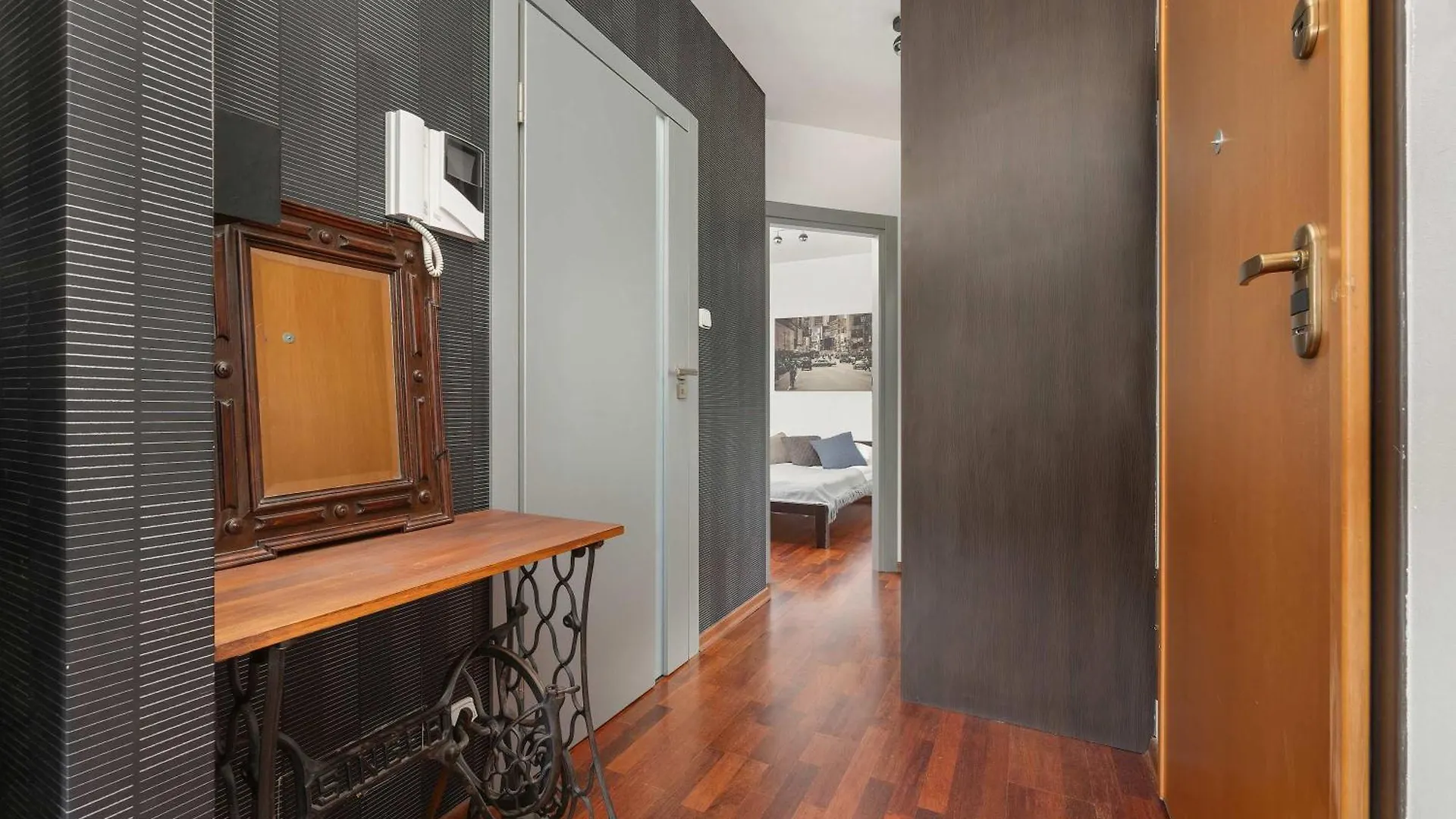 Cozy Apartment With Parking Near Warsaw Babice Airport By Noclegi Renters